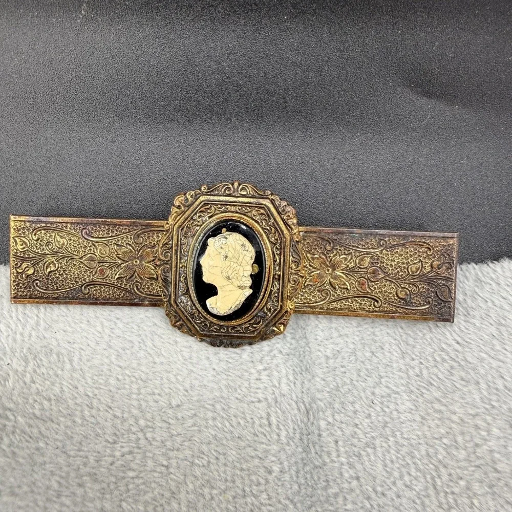 Vintage Victorian Cameo Brooch Left Facing Gold Tone Old‎